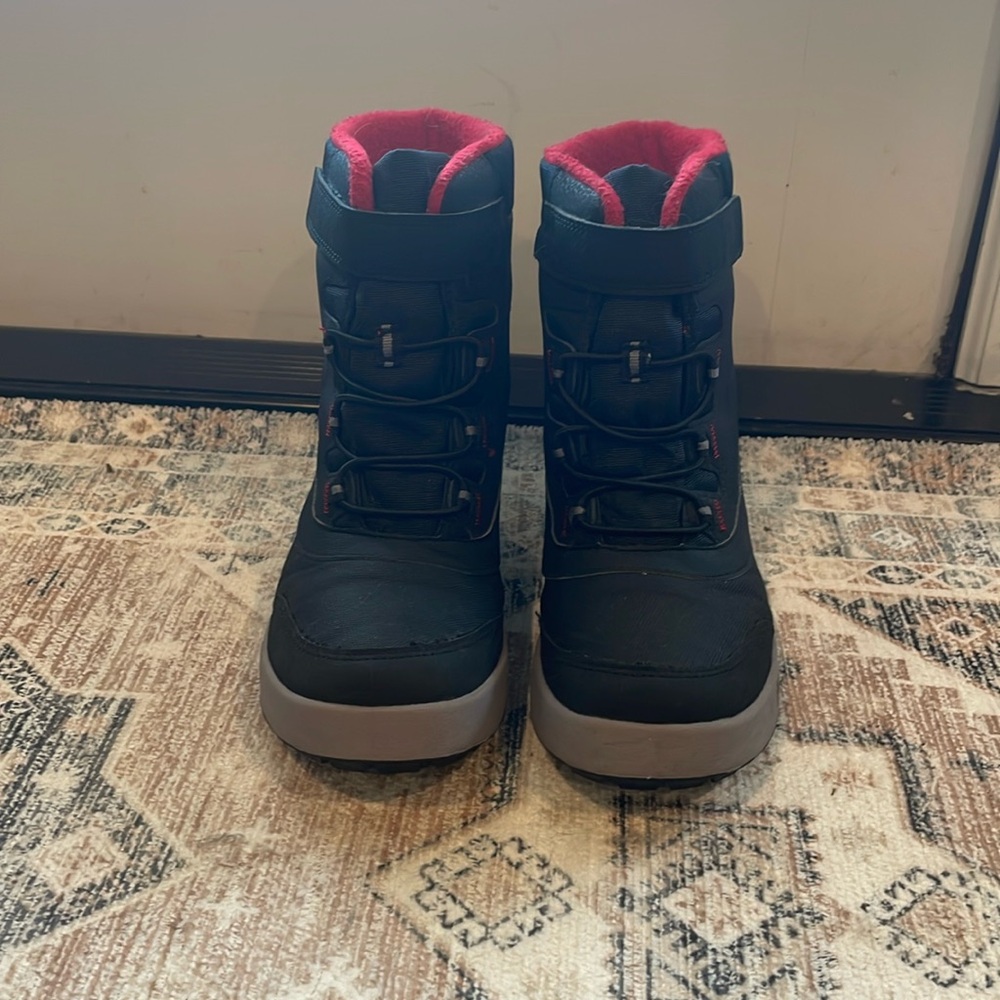 Merrell boys size 4 snow boots.